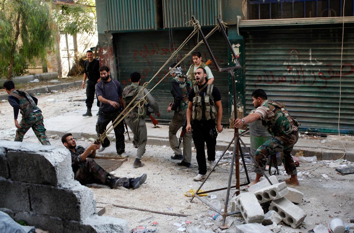 Membri dell'FSA usano una catapulta artigianale contro i soldati governativi ad Aleppo, 15/10/2012.