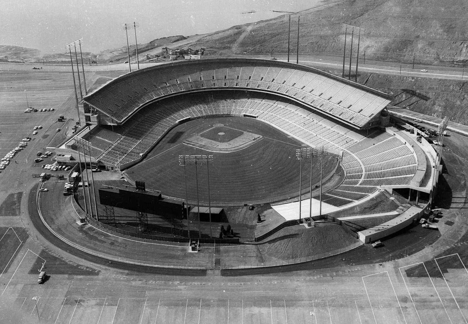 Intrinseco y expectorante Auge y caída de un estadio Las luces se