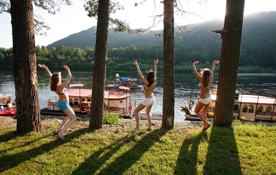 Русские возбужденные девки отдыхают вместе на природе