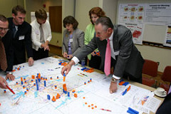 participants work on the Dallas-Ft Worth regional plan (by: APA)