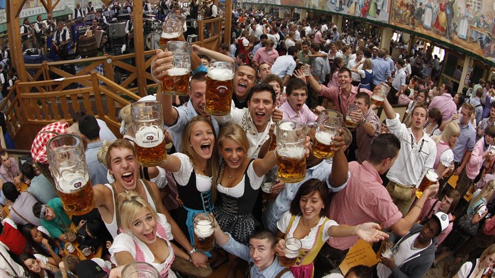 Germans Debate Oktoberfest Fashion What S The Best Way To