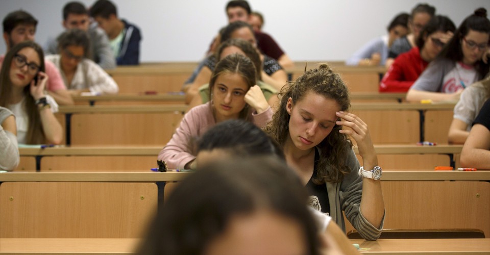 summary how male and female students Blog #5 “how male and female students use language differently”(summary) september 28, 2015 ~ klencelee in the article “how male and female students use language differently” by deborah tannen, is about how students of different race and ethnicity speak in class. summary how male and female students Blog #5 “how male and female students use language differently”(summary) september 28, 2015 ~ klencelee in the article “how male and female students use language differently” by deborah tannen, is about how students of different race and ethnicity speak in class.