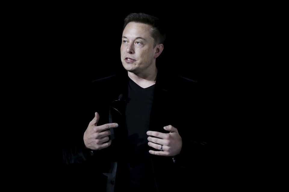Elon Musk speaking at a presentation in 2015