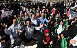 Iranian pilgrims pray as they gather outside the Imam Hussein and Imam Abbas shrines in Kerbala, southwest of Baghdad, September 11, 2016. 