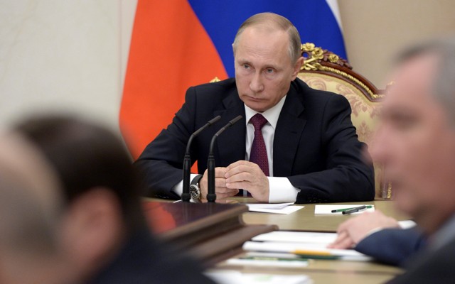 Russian President Vladimir Putin chairs a meeting with members of the government at the Kremlin in Moscow, Russia, September 19, 2016.