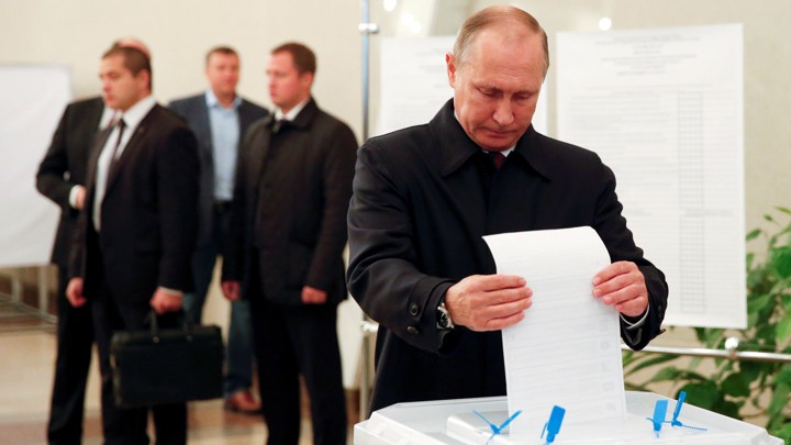 Russian President Vladimir Putin casts his ballot at a polling station during a parliamentary election in Moscow, Russia, September 18, 2016.