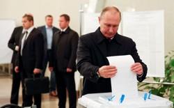 Russian President Vladimir Putin casts his ballot at a polling station during a parliamentary election in Moscow, Russia, September 18, 2016. 