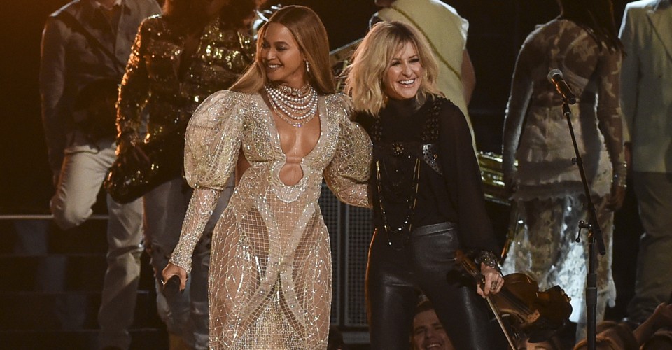 Beyonce's 'Daddy Lessons' at the Country Music Awards With the Dixie ...