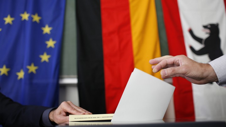 A voter casts his ballot in the German general election in 2009.