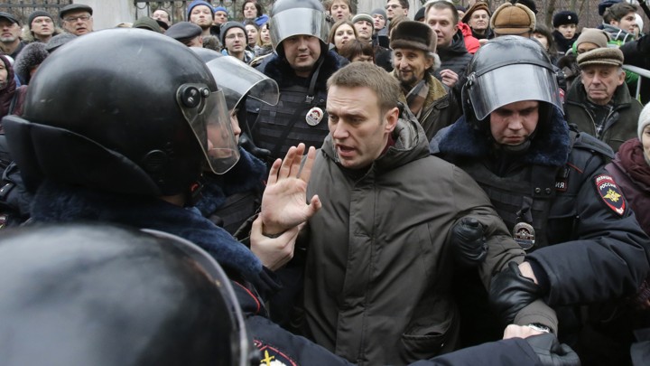 Police detain opposition leader Alexei Navalny outside a courthouse in Moscow on February 24, 2014.