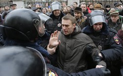 Police detain opposition leader Alexei Navalny outside a courthouse in Moscow on February 24, 2014.