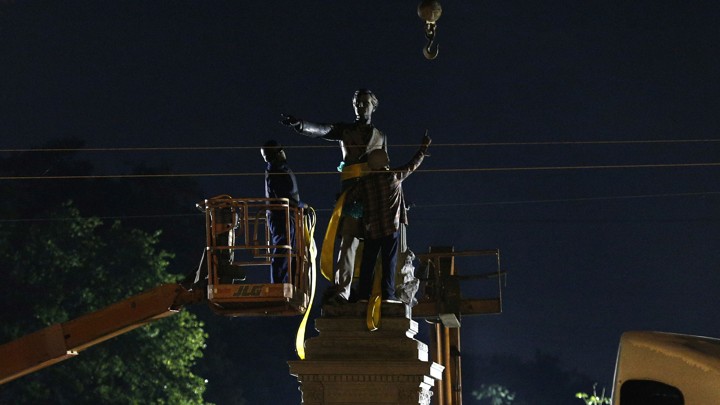 A construction crew removes a monument of Jefferson Davis in New Orleans on May 11, 2017.