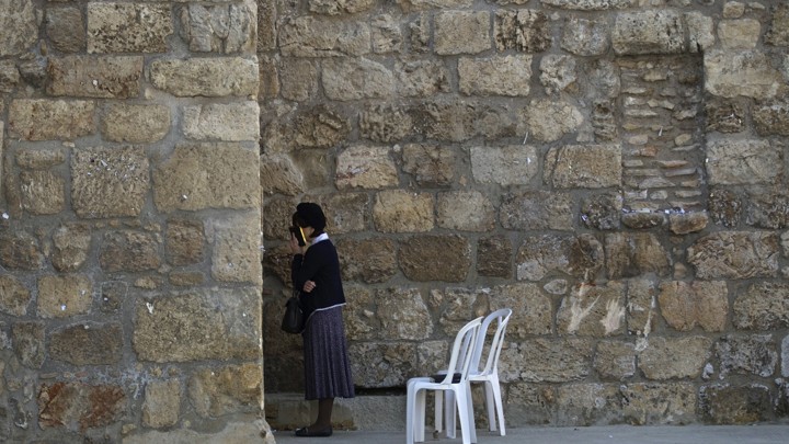 A Jewish woman prays at the Western Wall in Jerusalem's Old City on May 1, 2014.