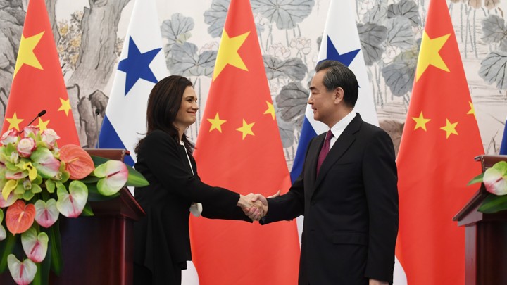 Isabel de Saint Malo, Panama's vice president and foreign minister, shakes hands with Chinese Foreign Minister Wang Yi at a joint news briefing in Beijing on June 13.