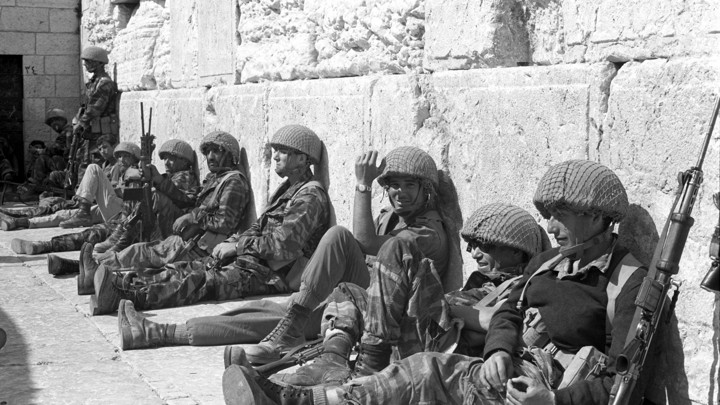 Israeli Sol Rs Sit In Front Of The Western Wall In Jerusalems Old City Israeli Sol Rs Sit In Front Of The Western Wall In Jerusalems Old City