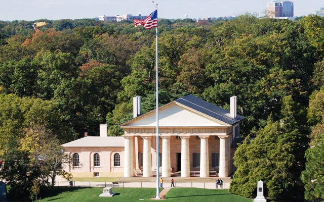 Arlington House overlooking the Arlington National Cemetery 
