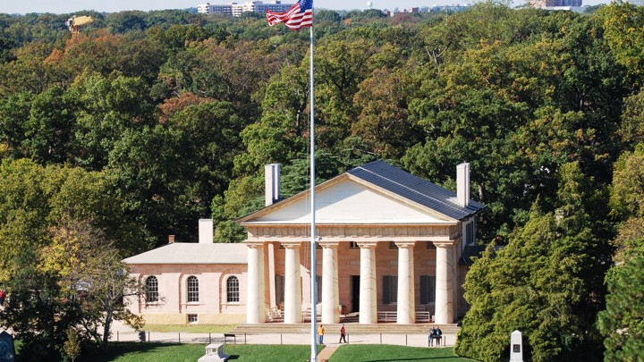 Arlington House overlooking the Arlington National Cemetery