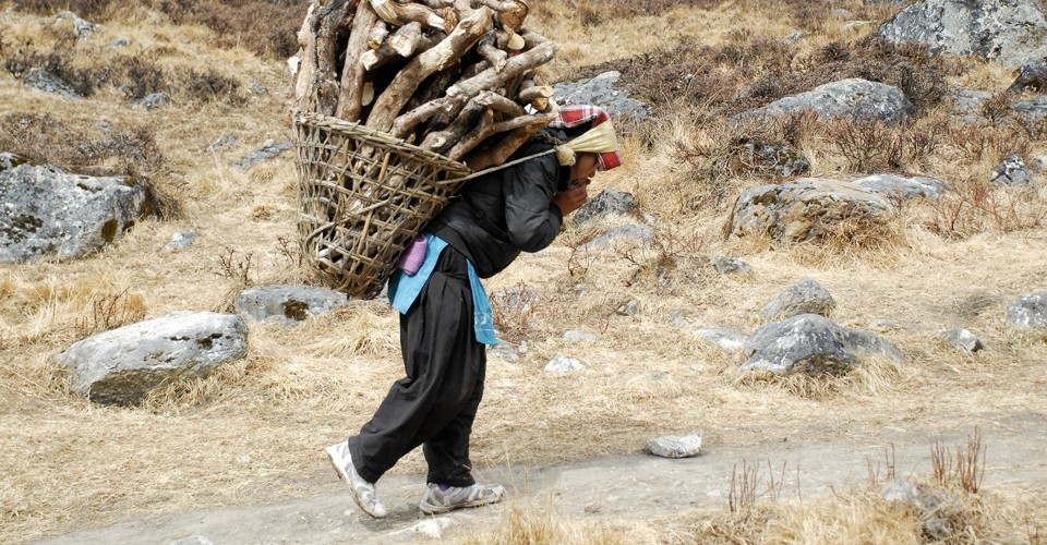 tumplines and the benefits of carrying weight on your head