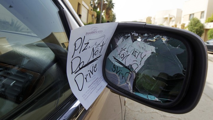 A note reading 'Plz do not drive' is placed by an unknown person on female driver Azza Al Shmasani's car