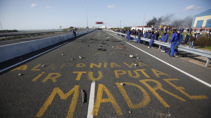Graffiti on a street that reads "A la ponia va ir tu puta madre"