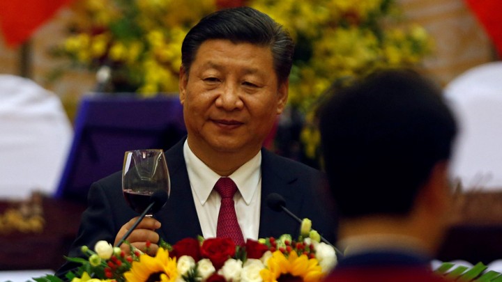 Chinese President Xi Jinping raises a glass of red wine