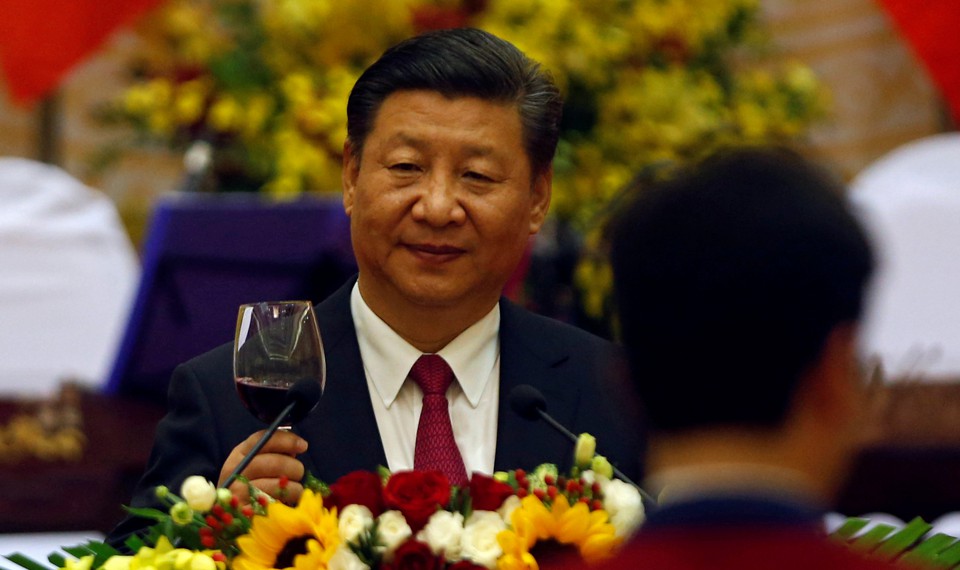 Chinese President Xi Jinping raises a glass of red wine