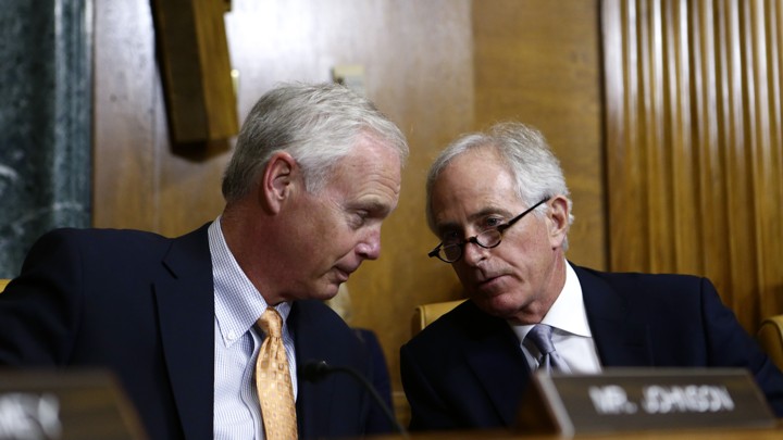 Senators Ron Johnson of Wisconsin (left) and Bob Corker of Tennessee talk at a committee hearing.