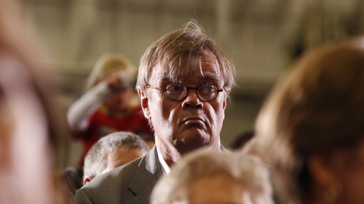 Garrison Keillor listens to U.S. President Barack Obama speak at a campaign rally in Minneapolis, Minnesota October 23, 2010.