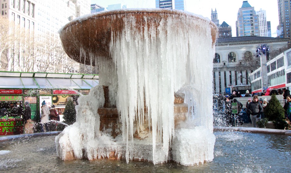 This is what the Bryant Park fountain looked like on Thursday : r/nyc