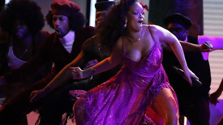 Rihanna performs the Gwara Gwara dance for "Wild Thoughts" at the Grammys