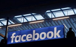 Spanduk dengan logo Facebook