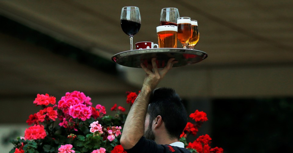 How Much Do Waiters Really Earn In Tips The Atlantic