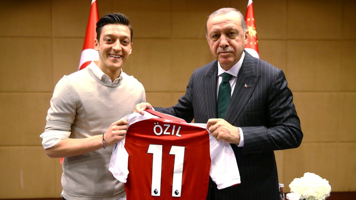 Özil and Erdoğan pose for a photo holding Özil's Arsenal jersey.