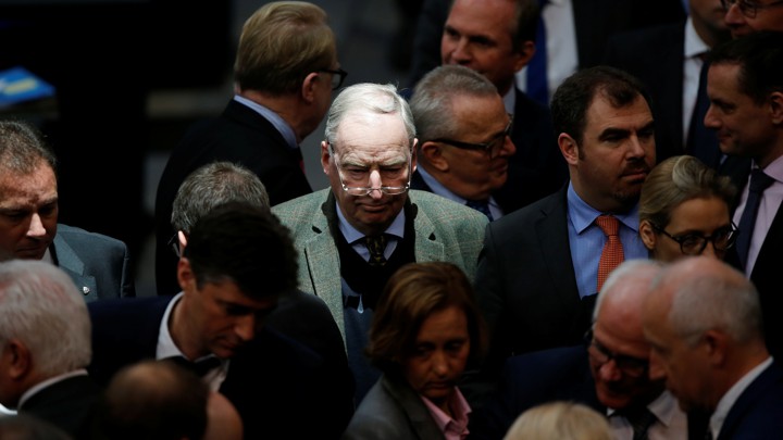 Alexander Gauland stands in the middle of a crowd of people at a meeting of the Bundestag in February.
