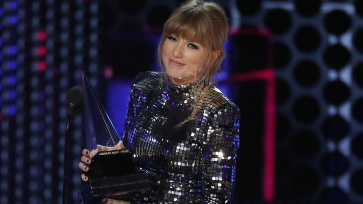 Taylor Swift at the 2018 American Music Awards
