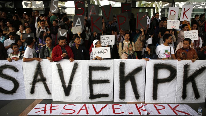 Activists hold a rally supporting the KPK at its headquarters in Jakarta in January 2015.
