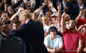 Başkan Donald Trump, Kuzey Carolina, Greenville'deki bir mitingde