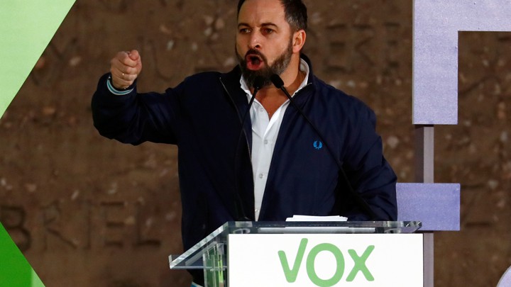 Santiago Abascal stands at a podium and passionately delivers a speech.