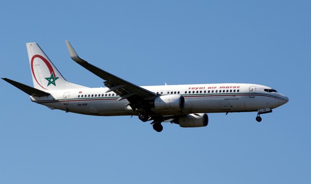 A Boeing 737 makes its final approach for landing
