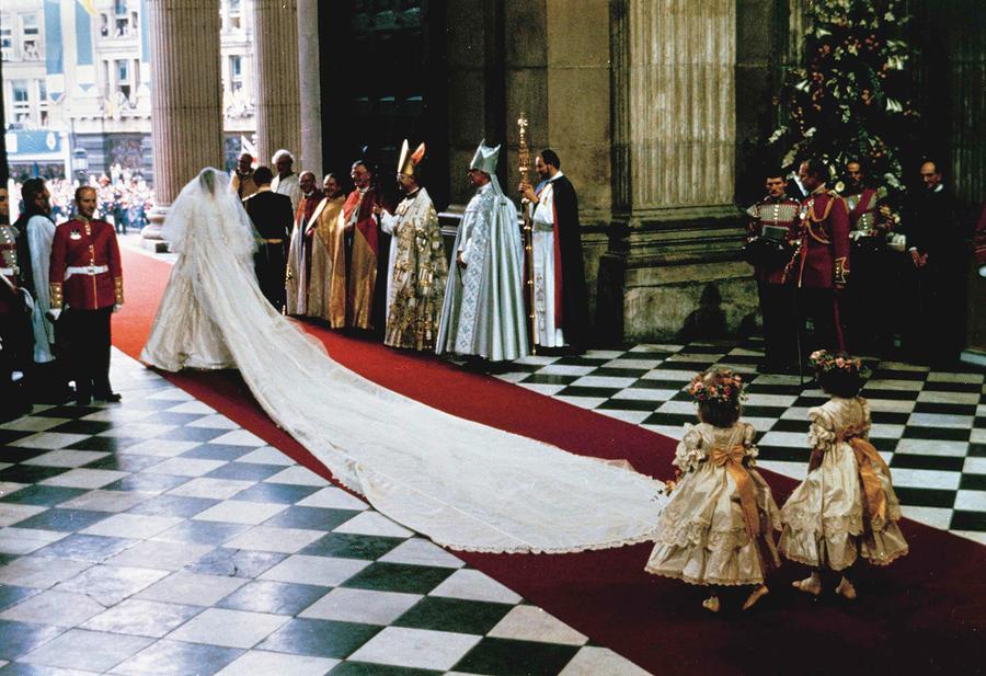 Royal Weddings Past The Atlantic With A 7 6 Meter 25 Foot Sweeping Train The Princess Of Wales Former Lady Diana Spencer Leaves St Paul S Cathedral Arm In Prince Charles At