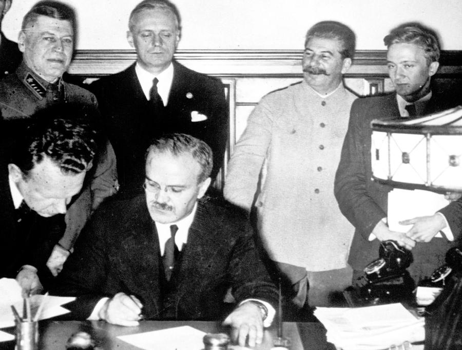 Image result for nazis and soviets sign a nonaggression pact on eve of ww2