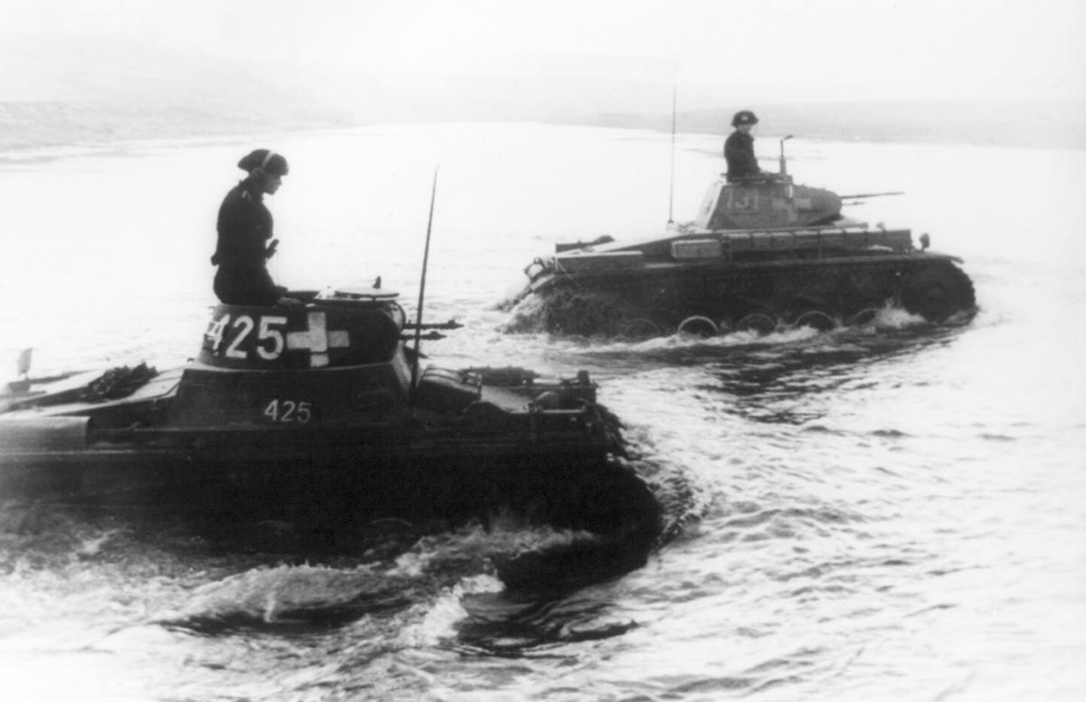 Танки пересекают реку Бзуру в сентябре 1939 года