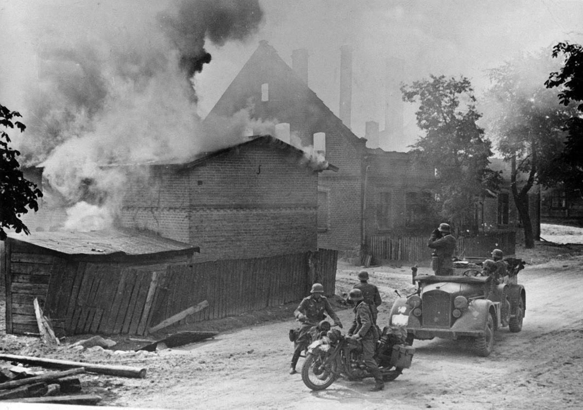 Немецкая армейская разведка на улице польского города в сентябре 1939 года