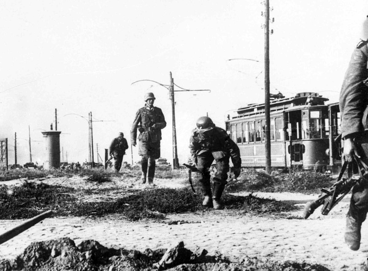 Немецкая пехота на окраине Варшавы, 16 сентября 1939 года