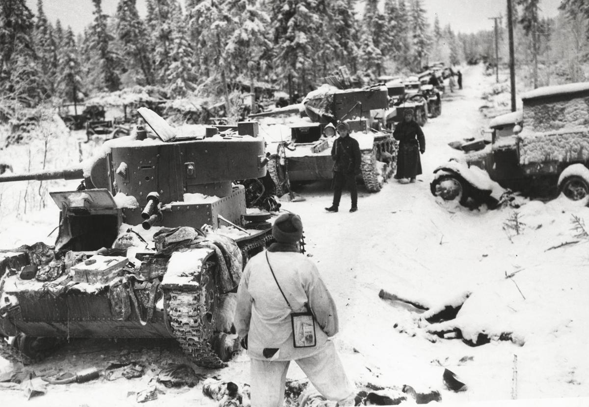17 января 1940 года. Финские солдаты после боя около брошенной советской техники