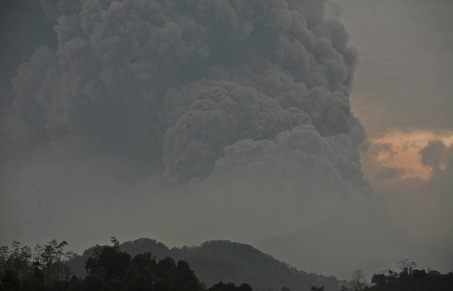  Kelud and Sinabung Indonesia s Two Erupting Volcanoes 