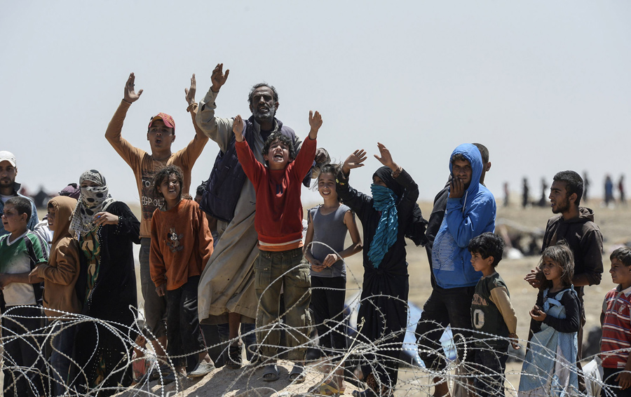 Syrian Refugees Crash Through Turkish Border Fence The Atlantic 4425