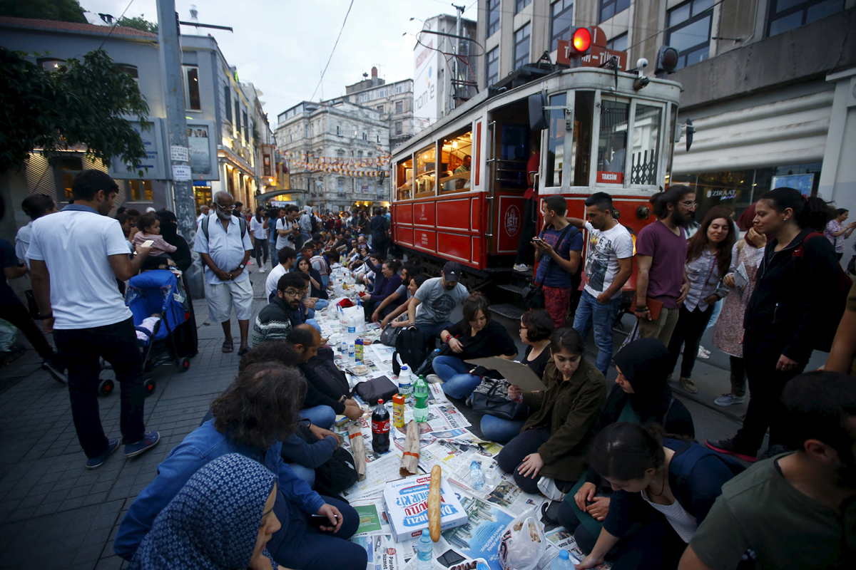 Рамадан 2015. Рамазан 2015. Crowd in Istanbul on Ramadan. Фото day15 Рамадан.