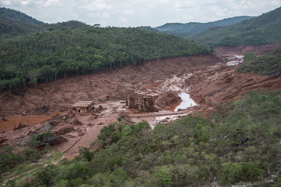 Photos Of The Red Sludge That Smothered A Town In Brazil - The Atlantic