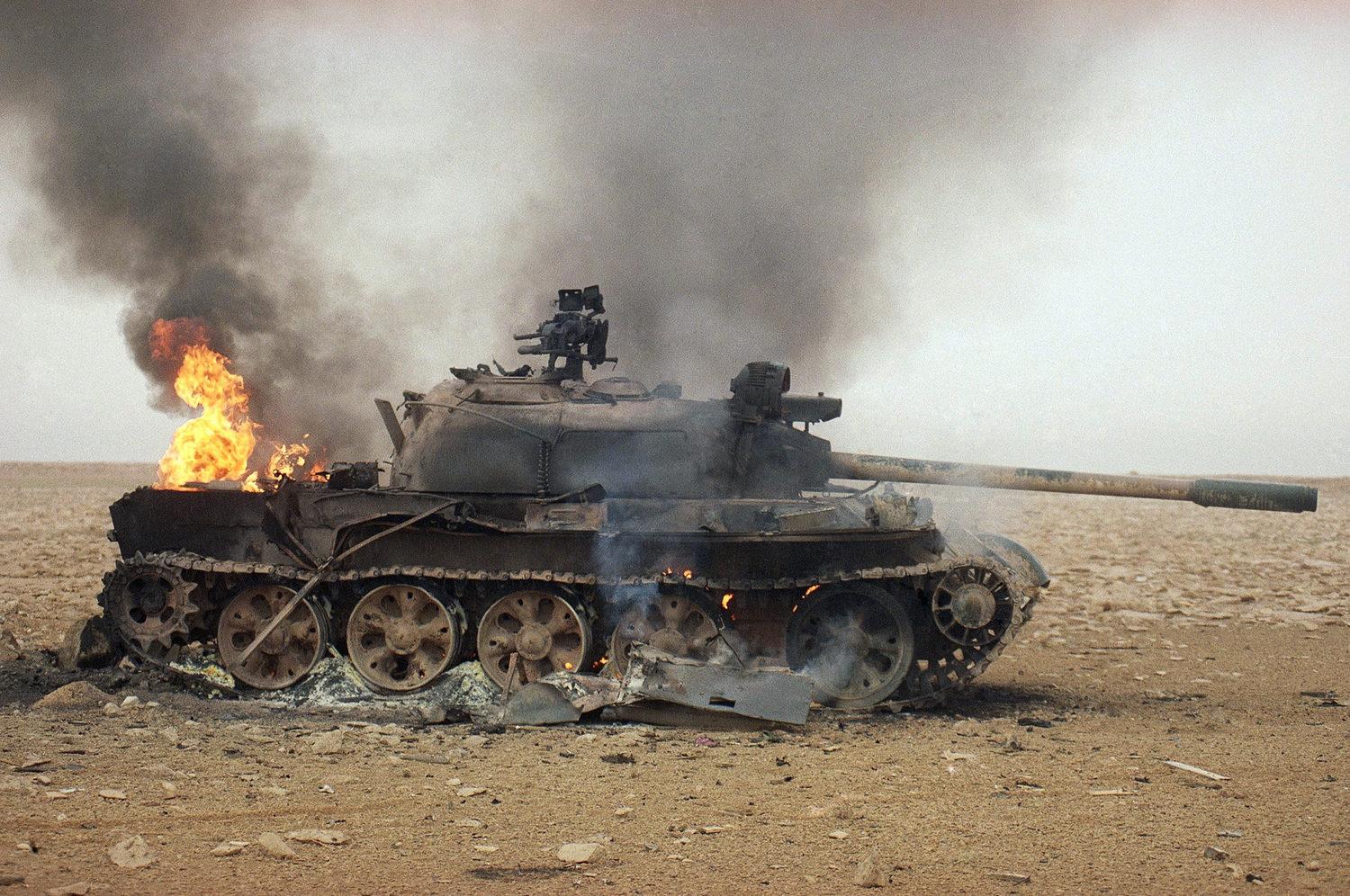 Подбитый челленджер. Буря в пустыне операция 1991. Подбитые танки Ирак 1991. Т 55 Ирак Джавелин. Т-55 Desert Storm.